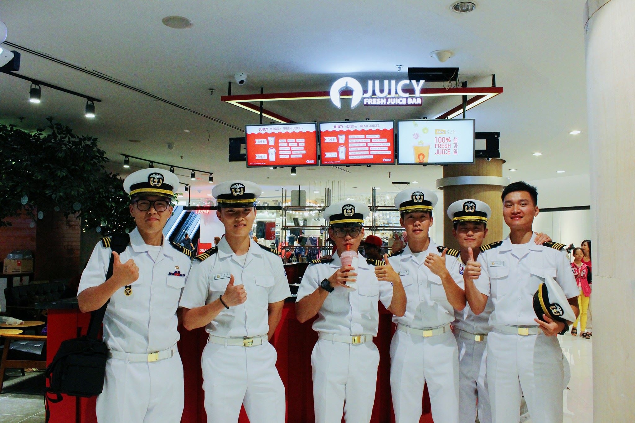 JUICY-Fresh-Juice-Bar-store-example02-Malaysia.jpg